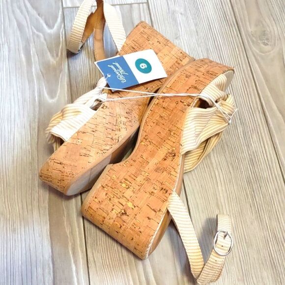 (8-0902) Universal Thread Tan Mellie Shoes Wedges Sz 9 - Picture 4 of 10